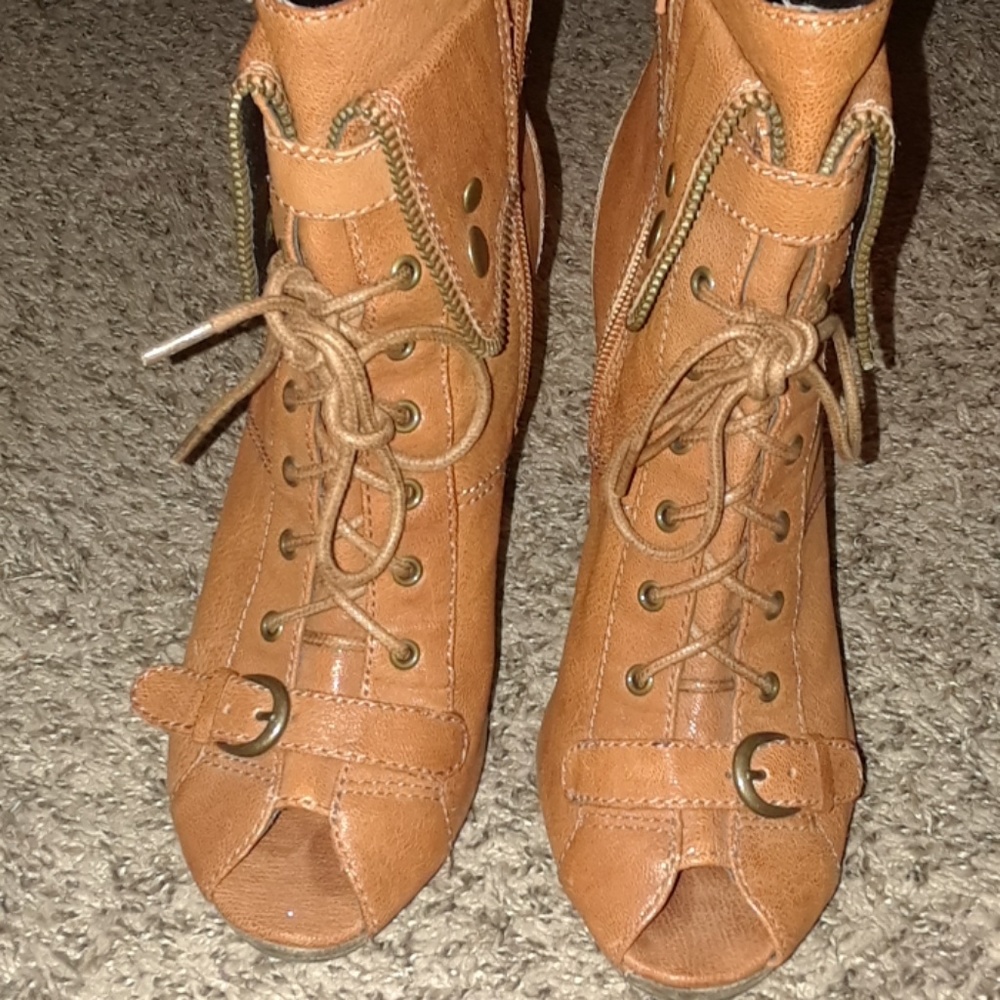 Cute bootie heel